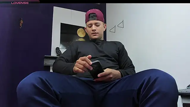 Snapshot of Marcos_garcias chatting on March 17, 2025, 9:33 am Marcos garcias online show from March 17, 2025, 9:33 am