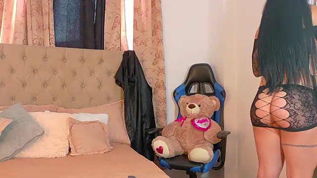 GeorginaHills online show from October 28, 2025, 8:30 pm