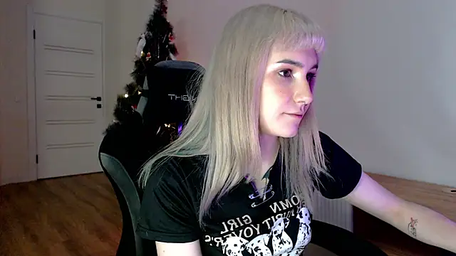 Snapshot of Princess_Shy___ chatting on February 18, 2025, 5:42 pm Princess Shy online show from February 18, 2025, 5:42 pm