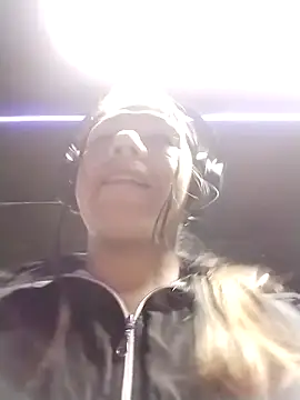 Snapshot of Karenn12 chatting on September 19, 2025, 2:15 am Karenn12 online show from September 19, 2025, 2:15 am