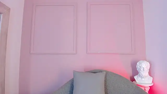 victoria milann online show from November 30, 2025, 7:47 pm