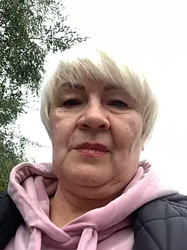 Laura Millf online show from October 4, 2025, 10:06 am