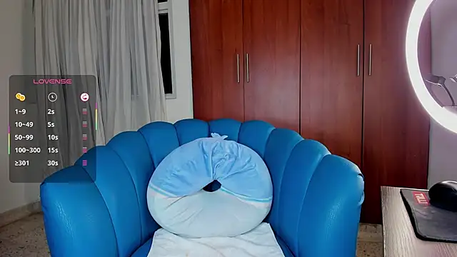 Julie Markk online show from September 19, 2025, 7:29 pm