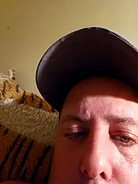 HeteroHotGuy1 online show from October 3, 2025, 12:03 am