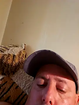 HeteroHotGuy1 online show from October 5, 2025, 1:02 pm