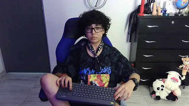 thomascooper7 online show from April 3, 2026, 8:37 pm