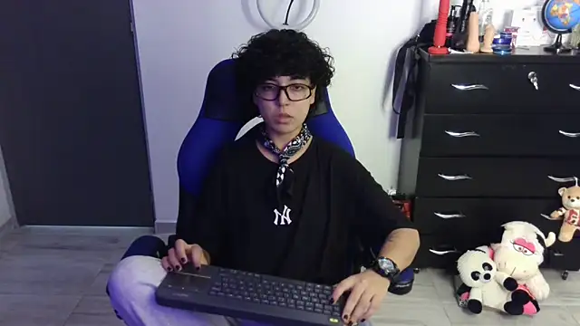 thomascooper7 online show from April 8, 2026, 8:21 pm