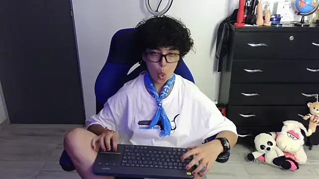 thomascooper7 online show from April 4, 2026, 11:11 pm