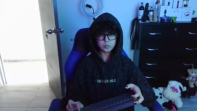 thomascooper7 online show from September 29, 2025, 5:18 pm