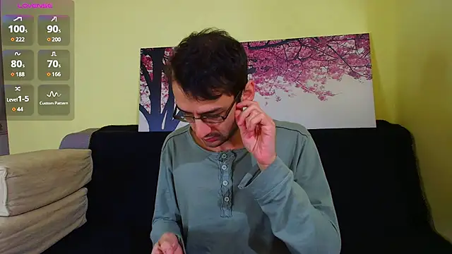 Snapshot of HungEddy chatting on November 20, 2025, 4:29 pm HungEddy online show from November 20, 2025, 4:29 pm