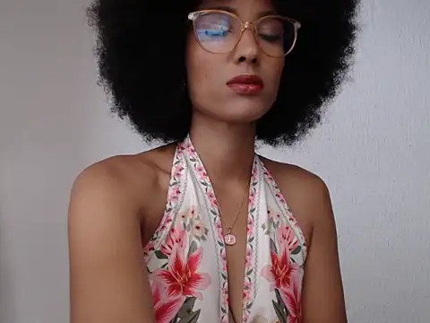 Snapshot of violettamartins chatting on May 9, 2026, 9:40 pm violettamartins online show from May 9, 2026, 9:40 pm