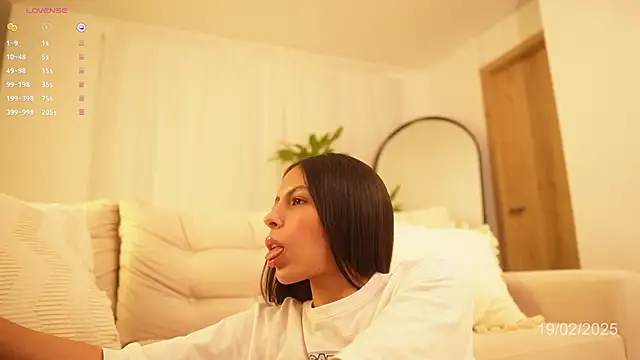 veronica mendez1 online show from February 19, 2025, 11:17 am