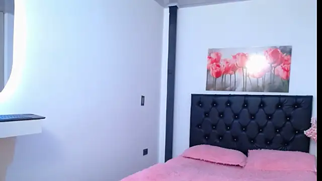 lily f00x online show from December 5, 2025, 12:37 pm