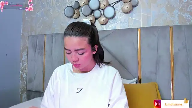 KimDevinne online show from November 19, 2025, 2:00 am