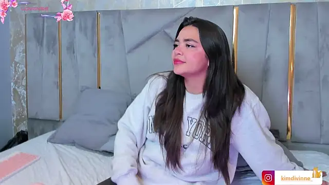 KimDevinne online show from October 17, 2025, 2:37 am