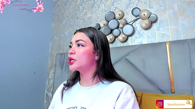 KimDevinne online show from November 5, 2025, 2:47 am