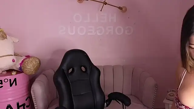 Snapshot of emmalee_01a chatting on February 20, 2025, 10:48 am emmalee 01a online show from February 20, 2025, 10:48 am