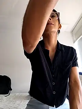 Snapshot of thedianakaro chatting on February 20, 2025, 2:35 pm thedianakaro online show from February 20, 2025, 2:35 pm