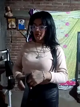 yovana13 online show from November 15, 2025, 12:42 pm