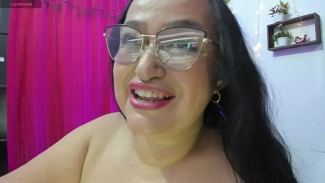 Gia Nahomi online show from November 17, 2025, 9:52 pm