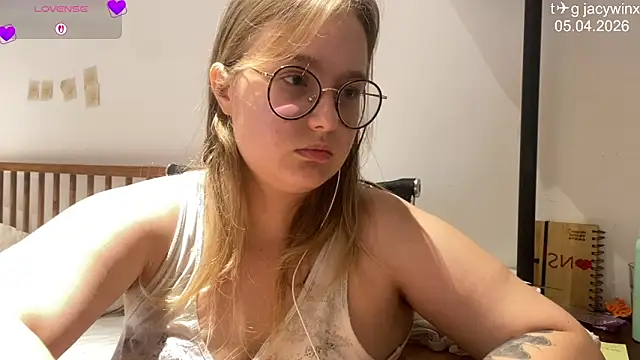 JacyWinslat online show from April 5, 2026, 4:02 pm