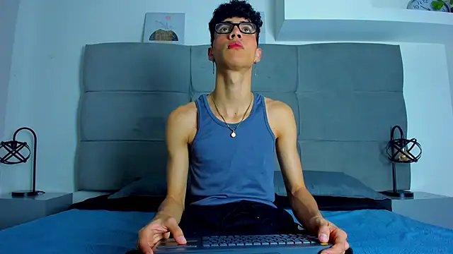 Snapshot of NeoRaptis chatting on February 22, 2025, 7:58 pm NeoRaptis online show from February 22, 2025, 7:58 pm