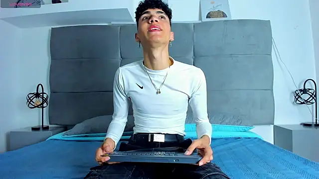 Snapshot of NeoRaptis chatting on February 12, 2025, 7:56 pm NeoRaptis online show from February 12, 2025, 7:56 pm