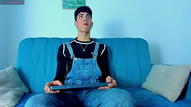 Snapshot of NeoRaptis chatting on February 28, 2025, 8:18 pm NeoRaptis online show from February 28, 2025, 8:18 pm