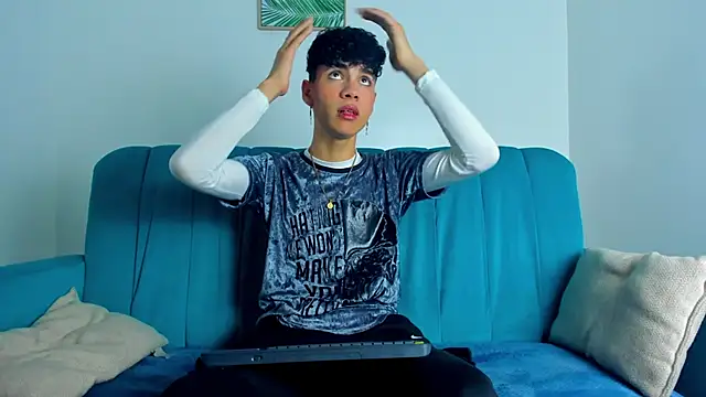 Snapshot of NeoRaptis chatting on February 19, 2025, 8:31 pm NeoRaptis online show from February 19, 2025, 8:31 pm