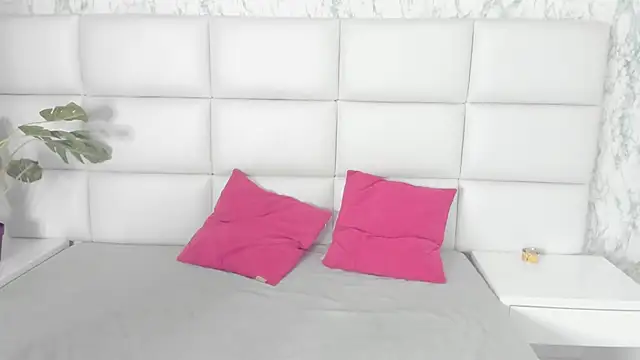 Snapshot of MIA__SAENZ chatting on March 3, 2025, 12:28 pm MIA SAENZ online show from March 3, 2025, 12:28 pm