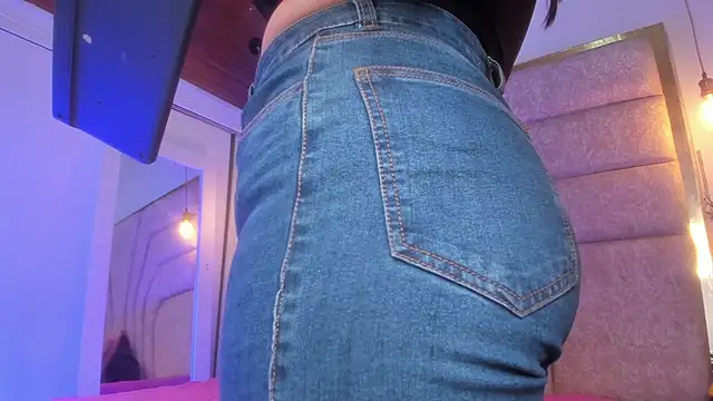 EmaJames25 online show from April 10, 2026, 7:21 pm