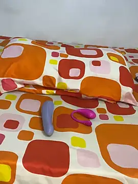 leilachic online show from March 22, 2025, 5:52 pm