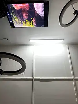 leilachic online show from December 5, 2024, 8:38 am