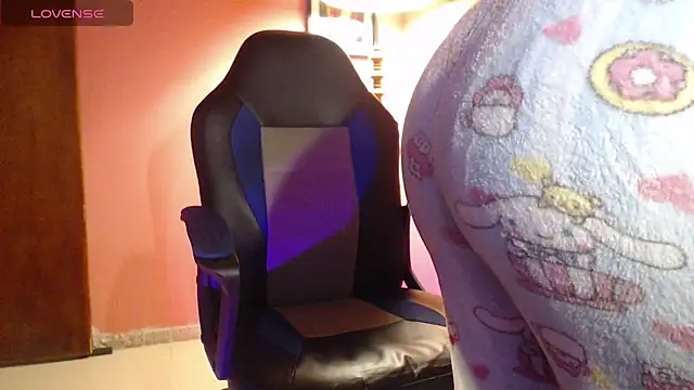 bunnyemilyrose36 online show from November 21, 2025, 10:25 am