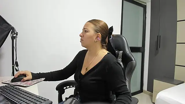 alma fenix online show from September 25, 2025, 12:22 pm