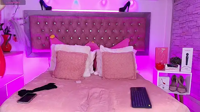 Snapshot of EmmaWilder chatting on October 28, 2025, 9:47 pm EmmaWilder online show from October 28, 2025, 9:47 pm