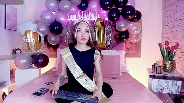 Snapshot of EmmaWilder chatting on November 3, 2025, 7:17 pm EmmaWilder online show from November 3, 2025, 7:17 pm