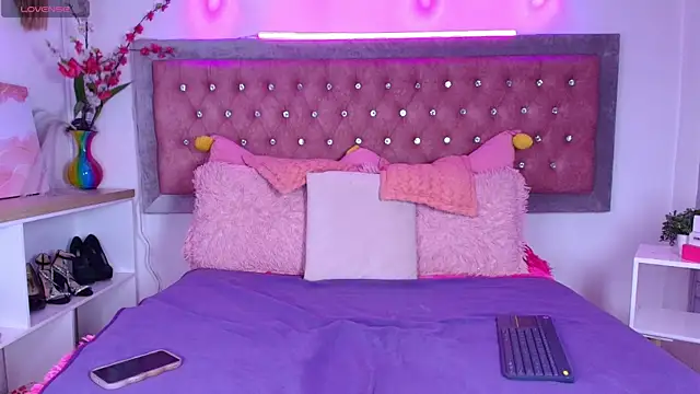 Snapshot of EmmaWilder chatting on September 14, 2025, 9:04 pm EmmaWilder online show from September 14, 2025, 9:04 pm