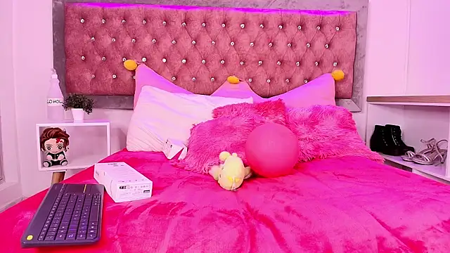 Snapshot of EmmaWilder chatting on February 22, 2025, 8:53 pm EmmaWilder online show from February 22, 2025, 8:53 pm