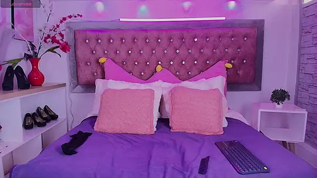 Snapshot of EmmaWilder chatting on September 30, 2025, 9:43 pm EmmaWilder online show from September 30, 2025, 9:43 pm