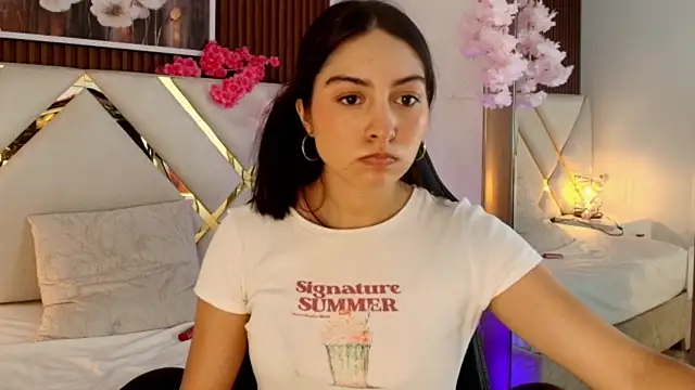 Emelie Ch1 online show from June 18, 2026, 5:50 am