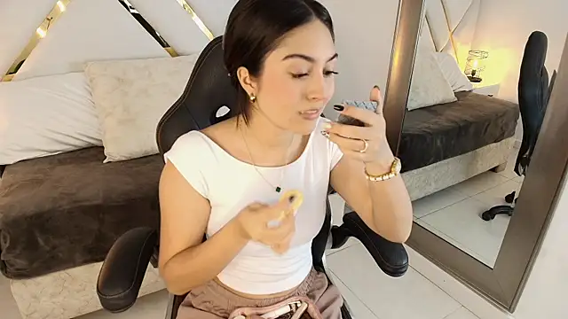 Emelie Ch1 online show from November 5, 2025, 12:47 am