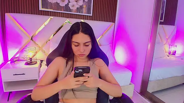 Snapshot of Emelie_Ch1 chatting on June 4, 2026, 3:00 am Emelie Ch1 online show from June 4, 2026, 3:00 am