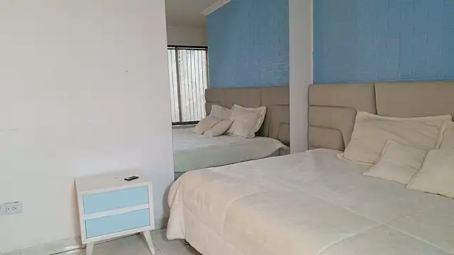 Zoe Benson online show from September 30, 2025, 1:50 pm