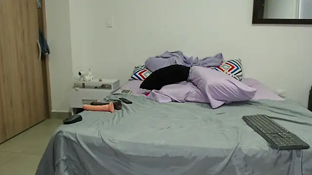 AnnieRoss69 online show from February 4, 2025, 7:33 pm