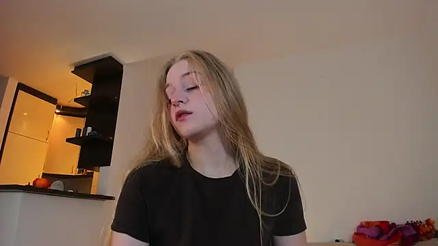 MiaMews online show from October 7, 2025, 11:11 am