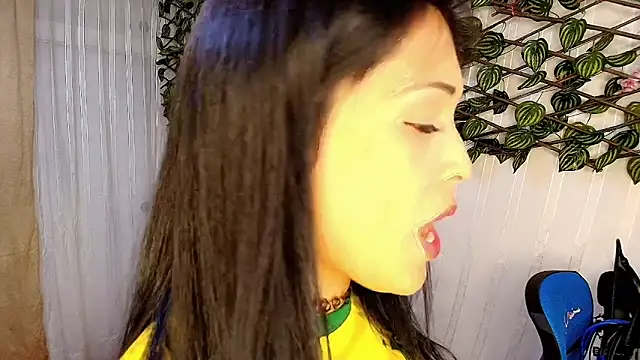 MOMMYJEVAA online show from March 3, 2025, 1:23 pm