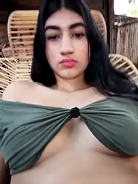 Julix A online show from February 10, 2026, 9:03 pm