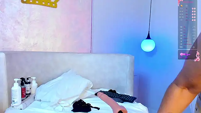 lannarusso  online show from March 18, 2025, 3:44 pm