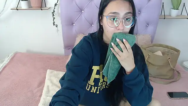 Freyja 01 online show from September 18, 2025, 9:29 pm